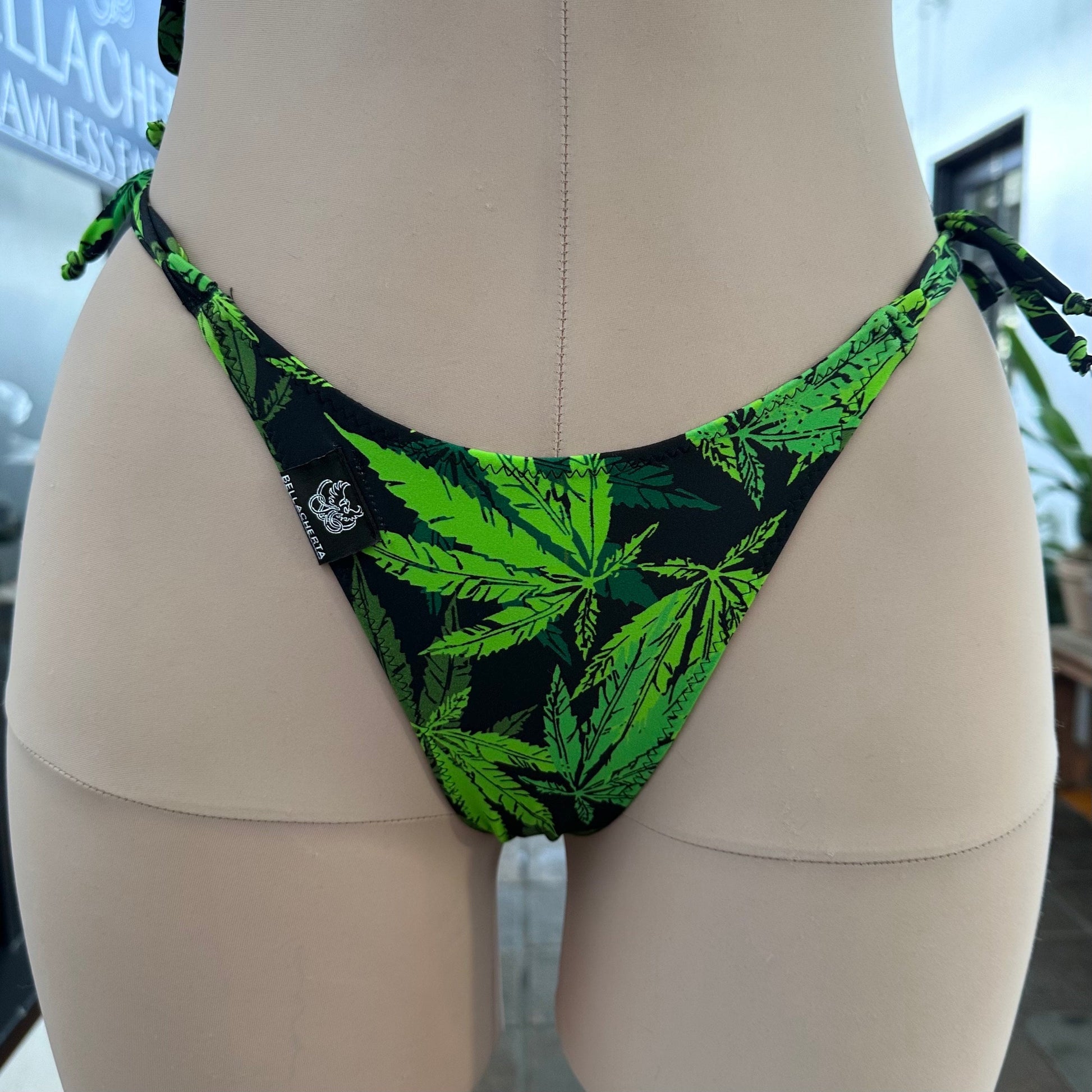 Sexy Tie-Up Spaghetti Straps Cannabis Peint Tri Top Halter Top Swimsuit