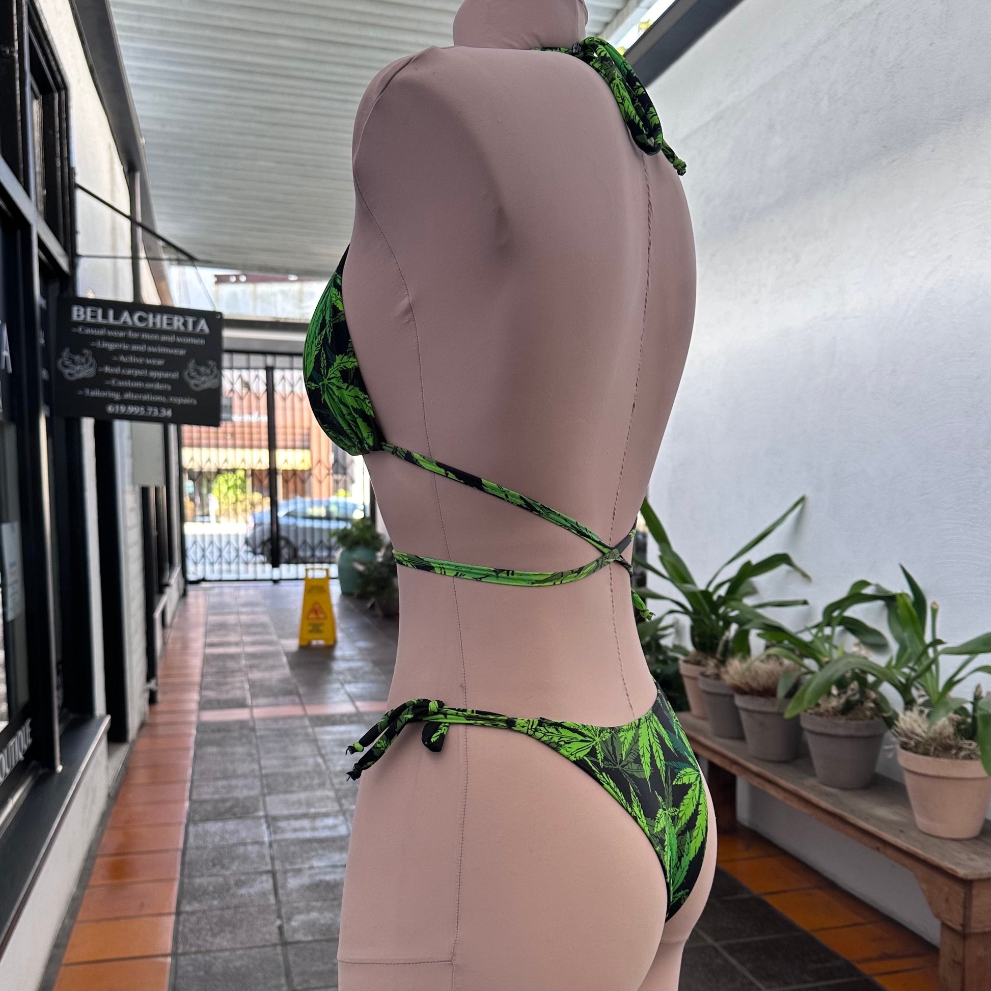 Sexy Tie-Up Spaghetti Straps Cannabis Peint Tri Top Halter Top Swimsuit